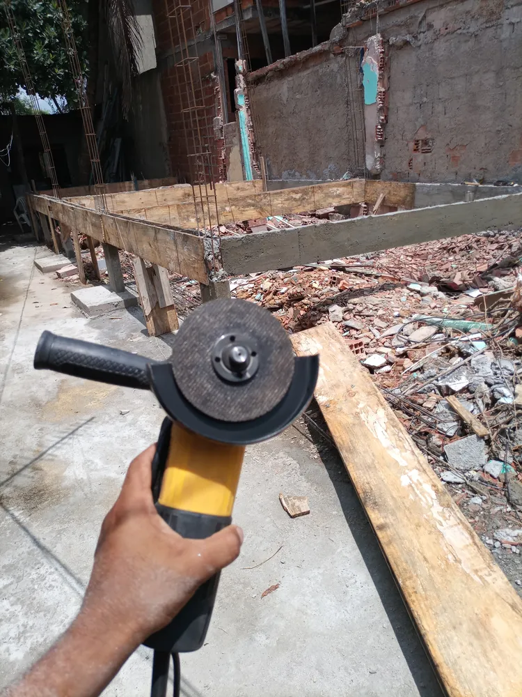 Detalhe da Esmerilhadeira The Black Tools