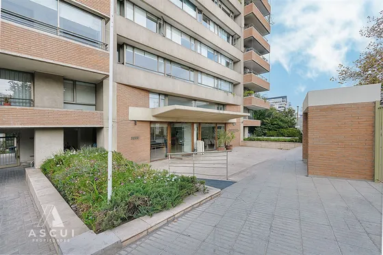 Departamento En Venta De 3 Dorm.+ Servicio En Vitacura