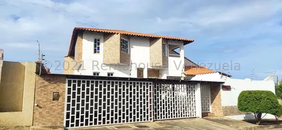Espléndida Casa Estilo Contemporáneo De Amplios Espacios Y Luminosidad, Ubicada En Playa El Ángel. Mls #22-1210 Yl
