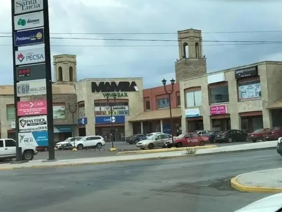 Se Renta Local U Oficina En Plaza Comercial En Abasolo Y Valdez Sanchez