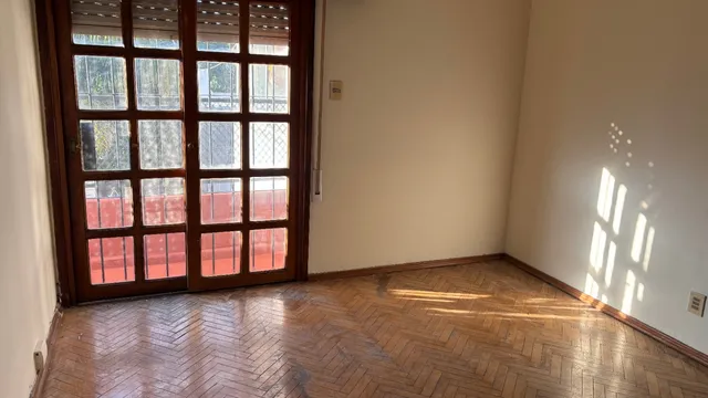 Alquiler Casa 2 Dormitorios Atahualpa, Primer Piso Al Frente Con Balcon