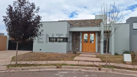 Venta Casa Con Pileta Bº Gardens