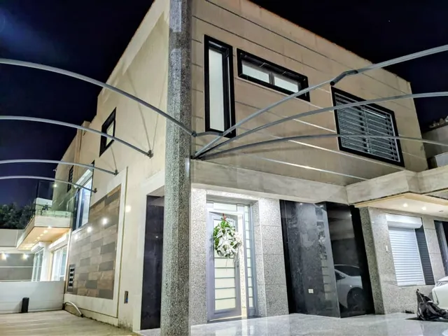 Casa Moderna En Venta En Calle Abierta Urbanización La Trigaleña Valencia. St