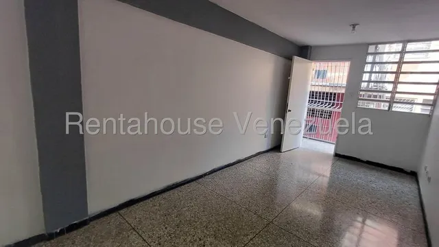 Neyda De Sousa  Alquila, Cómoda Oficina Con Excelente Ubicación En El Centro De Barquisimeto, Fácil Acceso, Nds
