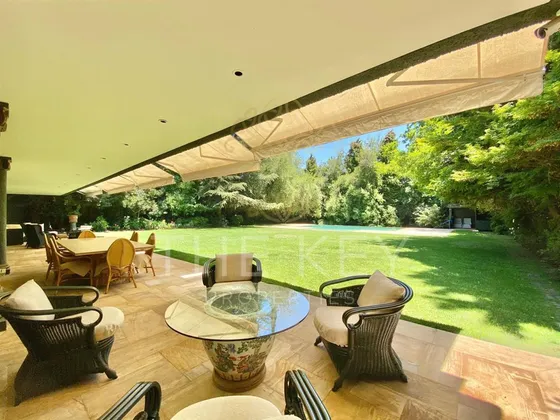 Casa En Venta De 1.300m2. Las Condes