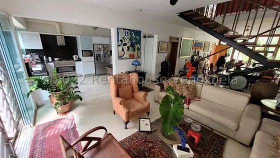 Vendo  Hermosa  Casa Muy Bien Iluminada, Con Extenso Jardín Y Remodelada...prados Del Este !!!  Posee Dos Anexos Con Cocina Y Baño , Ambos Independientes Y  Con Servicio De Agua Las 24 Horas.!!!