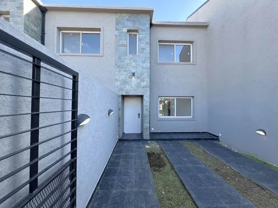 Venta Casa 3 Amb Tipo Duplex Hurlingham A Estrenar