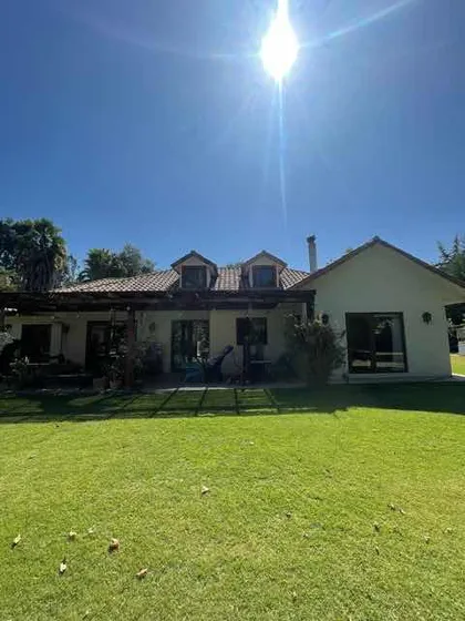 Casa Chilena Con Parque Y Gran Piscina En Calera De Tango 