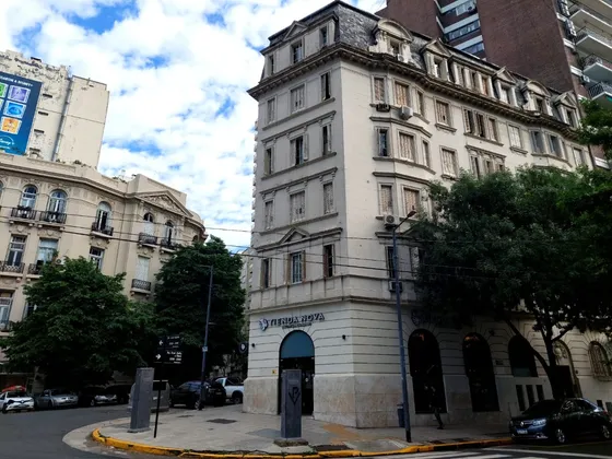 Dueño Directo - Espectacular Y Única Esquina Edificio Patrimonial Al Estilo Academicista De Alejandro Bustillo En La Isla.