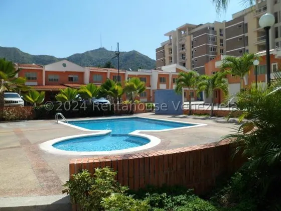 Julio Latouche 25-1715 Townhouse En Venta Doral Park Trigal Norte Valencia, Ampio. Comodo E Iluminado, Hermosas Áreas De Recreación, Piscina, Parrillera, Planta Eléctrica 100% Y Pozo De Agua.