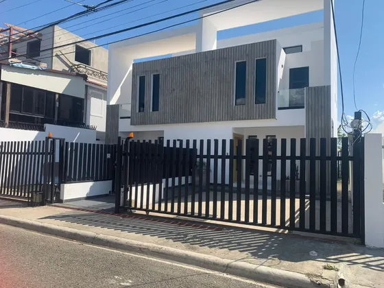 Casa En Residencial Cerrado, Los Llanos De Gurabo