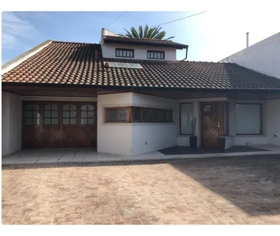 Casa En Venta - 3 Dormitorios 2 Baños - Cocheras - 520mts2 - Mar Del Plata