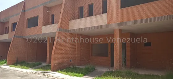 Excelente Townshouse En Venta, Ubicados En La Mejor Zona De La Ciudad 22-6200 Ec