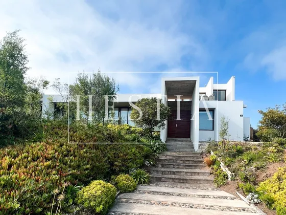 Moderna Casa De Hormigón En Costa Cachagua