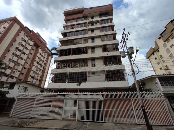 Se Vende Amplio Apartamento En La Urb San Isidro Pozo De Agua Vigilancia Piso Medio 25-10982 Miriam  