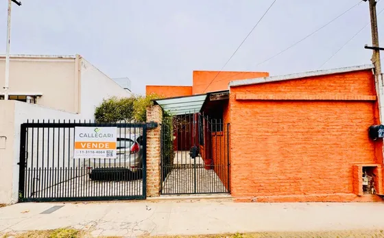 Casa En Venta De 6 Ambientes Con Parque En Berazategui