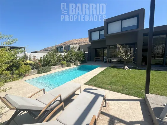 Casa En Venta De 4 Dorm. En Colina