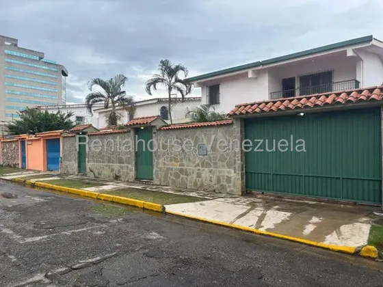 Nereida Lebrum Vende Amplia Casa Comerccial Frente A Importante Centro Comercial. Cod. #27-932 Solo Clientes Directos