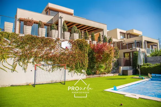 Casa En Venta De 4 Dorm. En Lo Barnechea