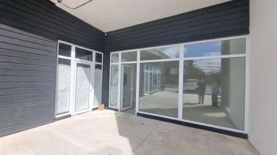 Local Comercial En Ed. Walk Anibal Pinto Con Estacionamiento