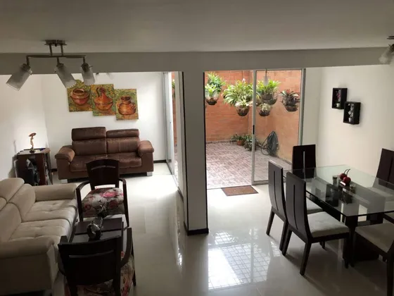 Casa De Dos Pisos Más Terraza En Venta Bosques De Versalles Palmira