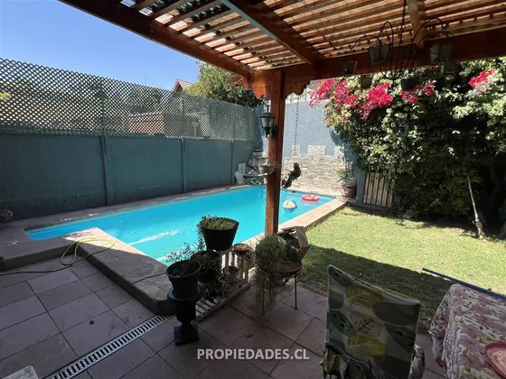 Casa En Venta De 4 Dorm. En Peñalolén