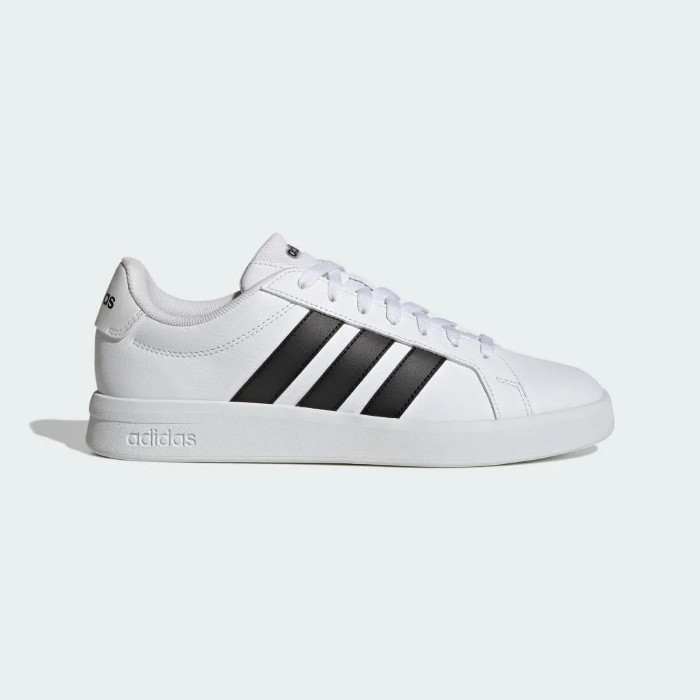 Tênis adidas Grand Court Base 3.0 na cor branca com as três listras laterais pretas em fundo cinza claro