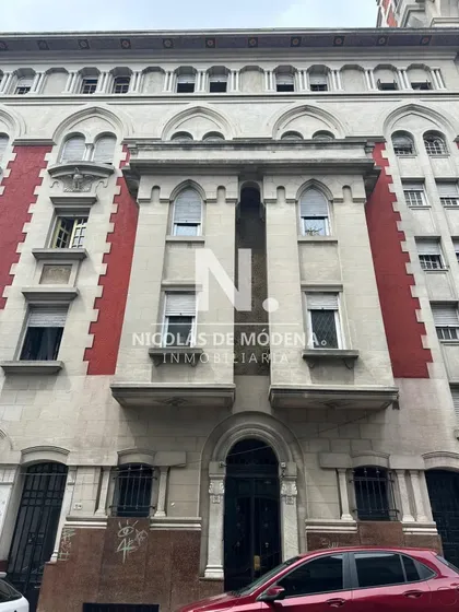 Apartamento De 4 Dormitorios En Ciudad Vieja. Montevideo