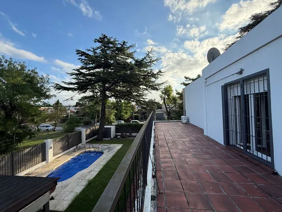 San Carlos De Bolívar Casa Con Extraordinario Frente !!!