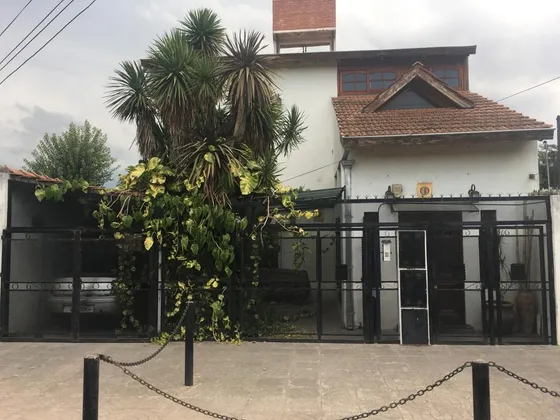 Espectacular Casa De Material Con Dos Departamentos En Duplex Lista Para Comprar Y Habitar.