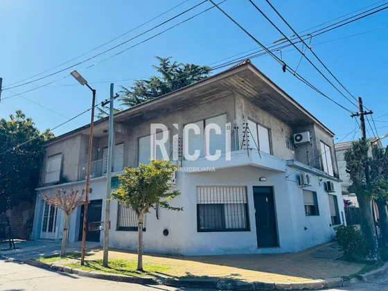 Casa En  Venta Quilmes Ideal 3 Familias O Consultorios.