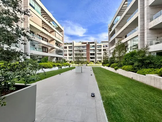 Depto Con Jardín Privado Y Gran Terraza Dos Estacionamiento