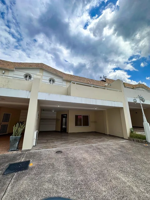 Vendemos Casa En La Urbanización La Fontana #manueltorresven