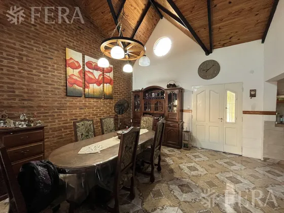 Venta Casa De 6 Ambientes Con Cochera Y Quincho En Sarandi - ¡oportunidad!