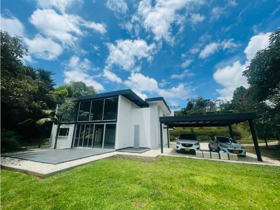 Hermosa Casa Rodeada De Verde En Ubicacion Premium