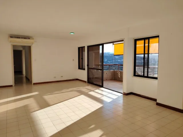 ¡alquiler Exclusivo! Residencia De Ensueño Con Vista Panorámica Al Parque Del Este En El Exclusivo Sector La Carlota. Naturaleza Y Elegancia En Un Solo Lugar 13-a