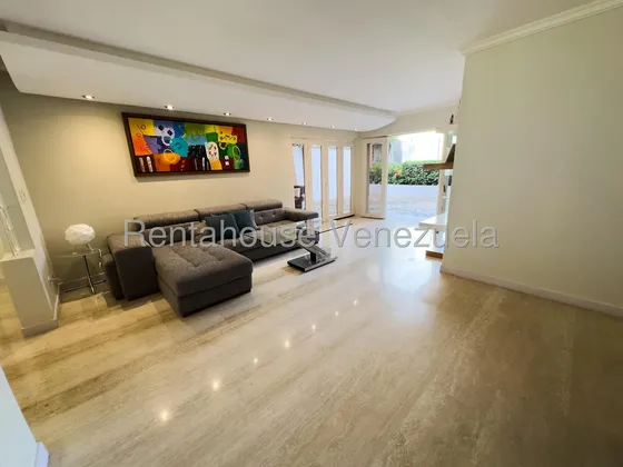 Abella 273877 Propiedad Ubicada En Calle Privada De Los Naranjos Que Supera Sus Espectativas! Ya Que Posee Un Patio Con Jardin Integrado Al Apartamento, Algo Muy Esclusivo De Un Segundo Piso