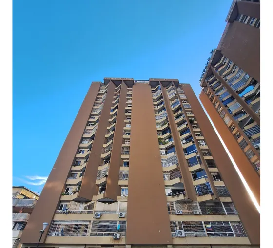 Alquilo Bello Apartamento Colinas De Bello Monte. Centro Polo. 82 Mts2. Excelente Ubicacion. Vista Al Avila. Vigilancia, Dos Puestos. 