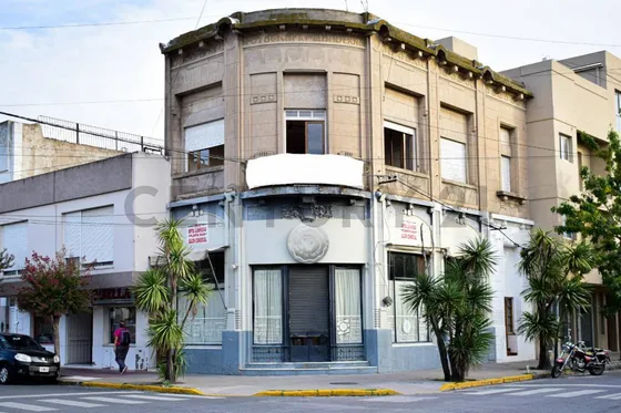 Venta De Local Comercial En Pb Y Casa En Pa. Sobre Calle Betolaza Esquina Chacabuco De Tres Arroy