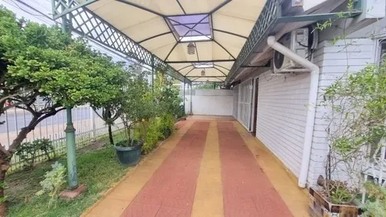 Casa Habitacional En La Florida / Walker Martínez