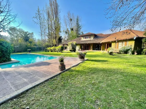 Casa En Venta De 5 Dorm. En Calera De Tango 5042 Mt2 Terreno