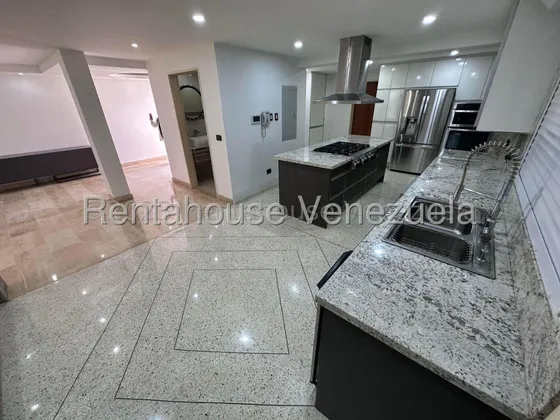 Mls #25-15839 Alquilar En La Floresta Mr