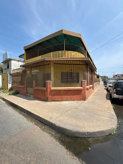 Casa En Venta De Esquina Zona Muy Comercial