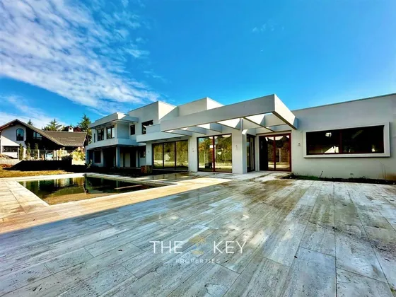 Casa En Venta De 7 Dorm. En Condominio Temuco
