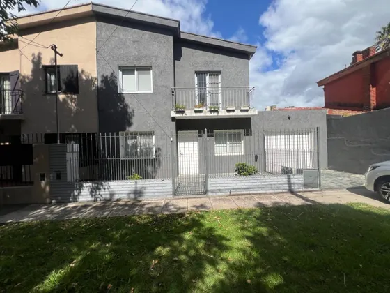Casa 4 Ambientes Con Patio Sobre Av Constitucion 