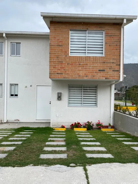 Casa Esquinera En Venta, Pomasqui - Conjunto Habitacional Villa Palermo