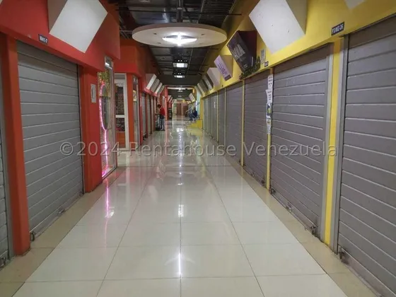 Mini Local Comercial, Ubicado En Gran Bazar San Diego (cc Fin De Siglo); Cuenta Con Excelente Iluminación Y Equipamiento, Paredes Acanaladas Y Repisas Listas Para Colocar Los Productos. 