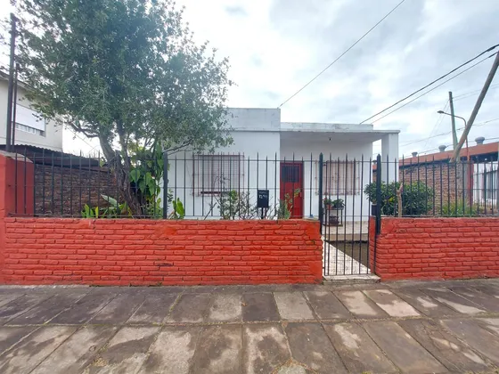 Casa En Venta - 1 Dormitorio 1 Baño - Cochera - 195mts2 - Morón