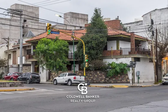 Casa Esquina En Venta Entre Rios Al 100 Esq. Av. Bicentenario.
