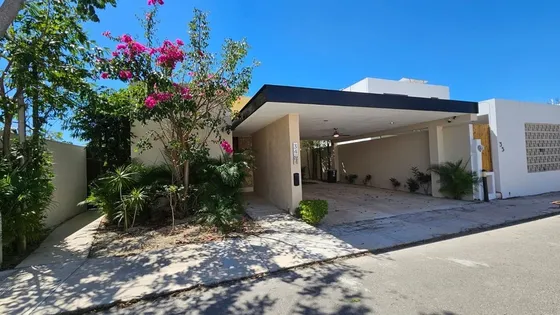 Casa En Venta Con Amplio Terreno  En Privada Merida Conkal